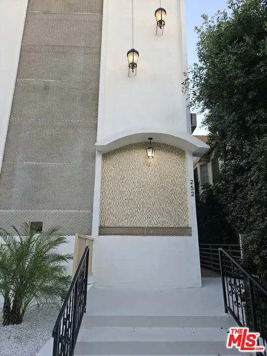 252 S Reeves Drive, Beverly Hills, CA 90212 - Image #2