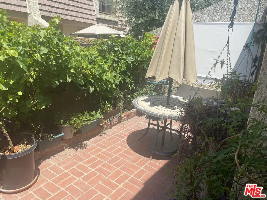 18417 Collins Street #A, Tarzana, CA 91356 - Image #3