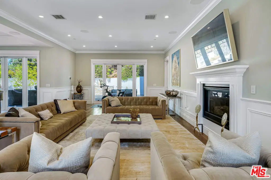 19633 Wells Drive, Tarzana, CA 91356 - Image #1