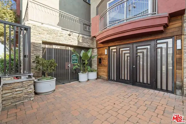 11124 Burbank Boulevard #212, North Hollywood, CA 91601