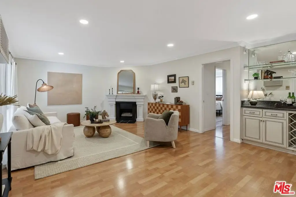 837 N West Knoll Drive #109, West Hollywood, CA 90069 - Image #1