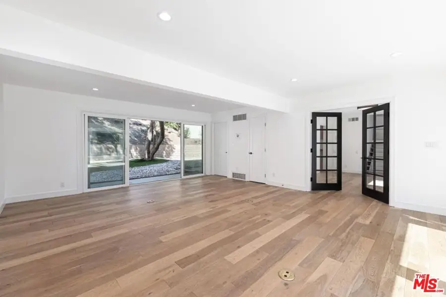 23201 Oxnard Street, Woodland Hills, CA 91367 - Image #2