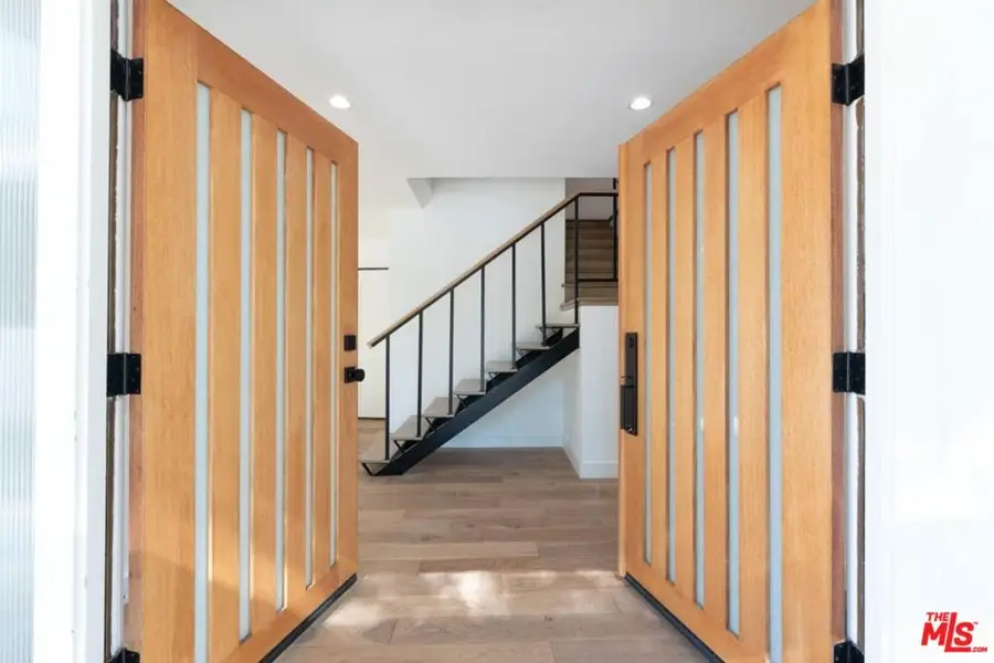 23201 Oxnard Street, Woodland Hills, CA 91367 - Image #3