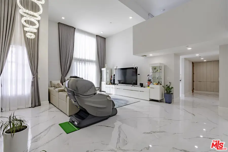 4925 Wilshire Boulevard #PH 302, Los Angeles, CA 90010 - Image #3