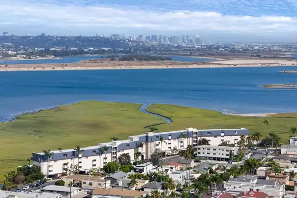 4015 Crown Point #104, San Diego, CA 92109
