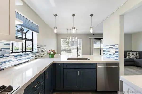 1059 Shadowridge Drive #7, Vista, CA 92081