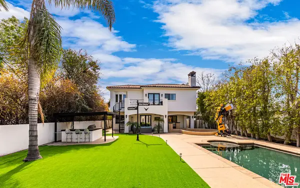 23123 Oxnard, Woodland Hills, CA 91367