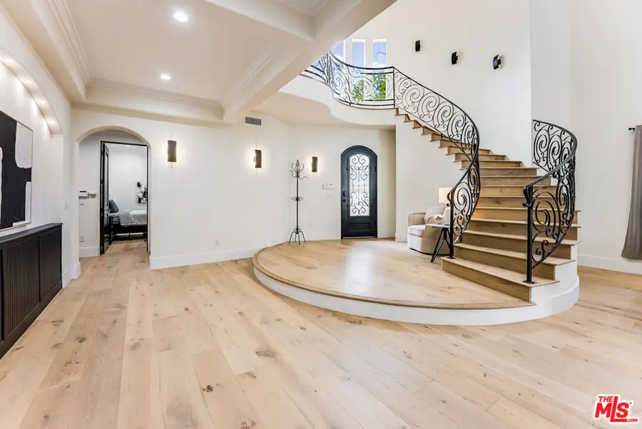 23123 Oxnard, Woodland Hills, CA 91367 - #2