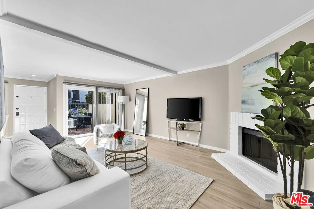 5800 Owensmouth Avenue #40, Woodland Hills, CA 91367 - #1