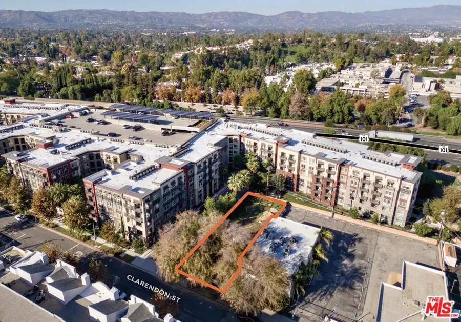 22045 Clarendon Street, Woodland Hills, CA 91367 - #2