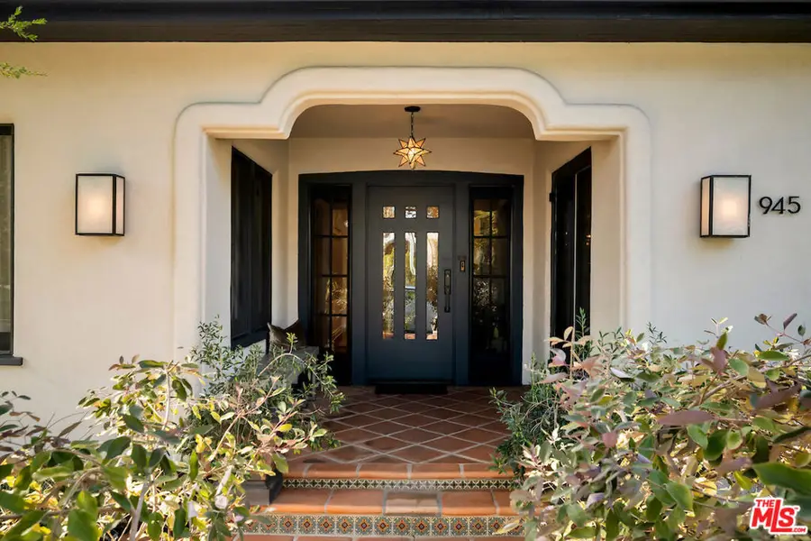 945 S Muirfield Road, Los Angeles, CA 90019 - Image #3