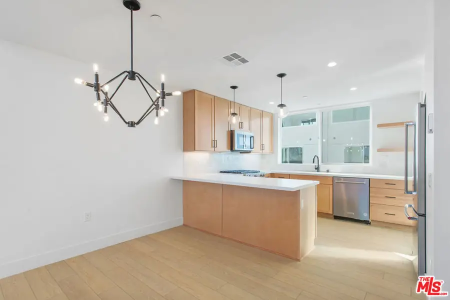 11224 W Victory Boulevard, North Hollywood, CA 91606 - Image #2