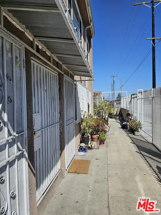 426 W 77th Street, Los Angeles, CA 90003 - #3