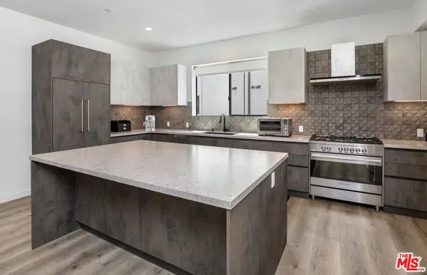 4724 N Village Court Lane, Valley Village, CA 91607