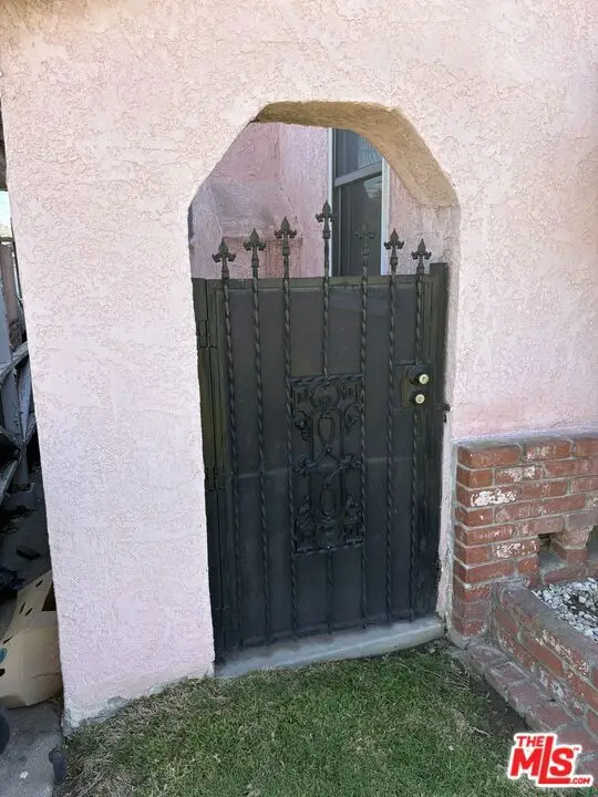 10210 S Manhattan Place, Los Angeles, CA 90047 - #3