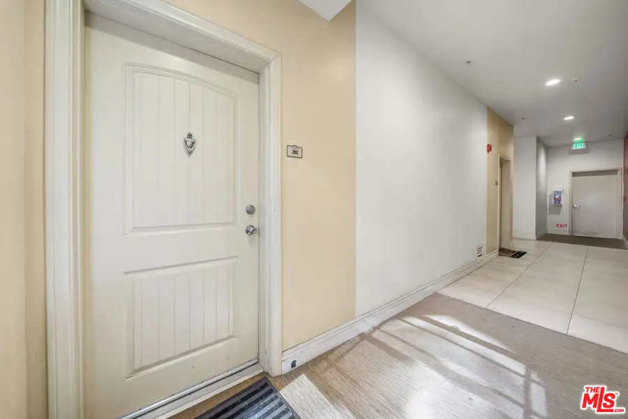 917 S New Hampshire Avenue #202, Los Angeles, CA 90006 - #3