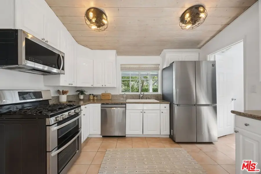 5149 Tendilla Avenue, Woodland Hills, CA 91364 - #2