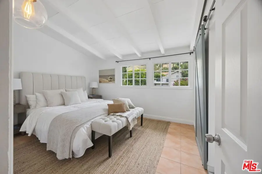 5149 Tendilla Avenue, Woodland Hills, CA 91364 - #3