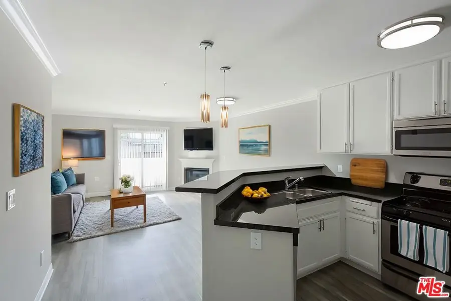 6737 De Soto Avenue, Canoga Park, CA 91303 - #3