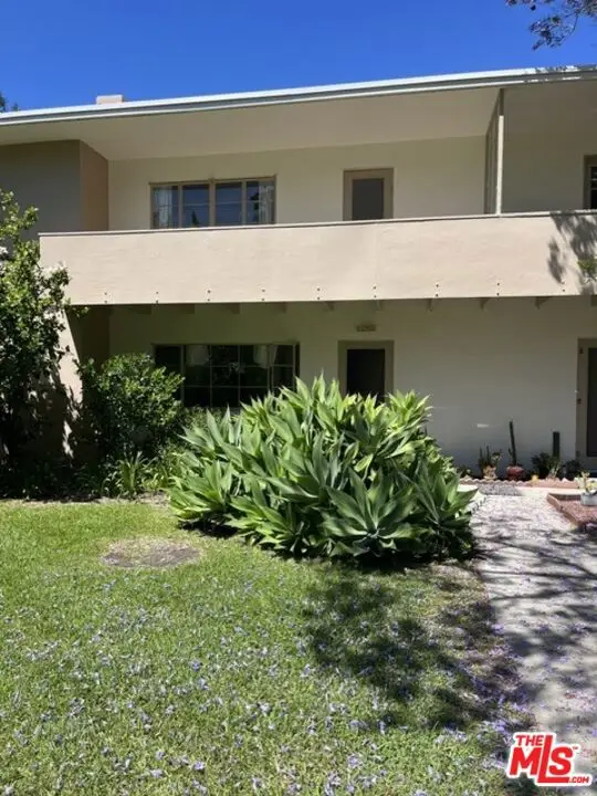 5467 Village, Los Angeles, CA 90016