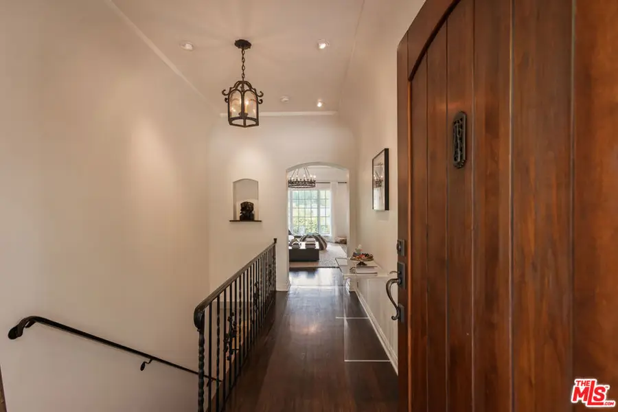 3145 La Suvida Drive, Los Angeles, CA 90068 - #3