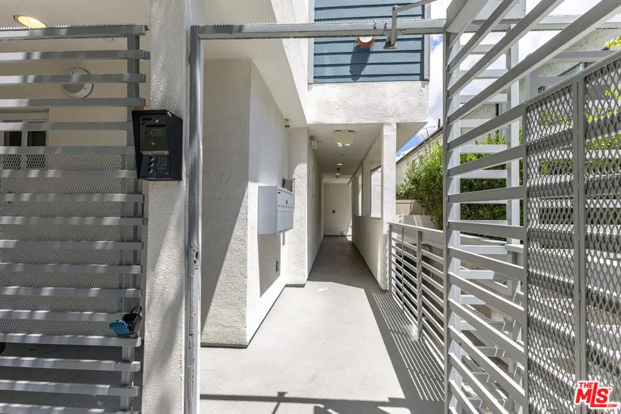 10735 Bloomfield Street #5, Toluca Lake, CA 91602 - #3