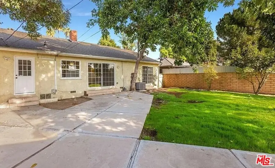 19604 Victory Boulevard, Tarzana, CA 91335 - #2
