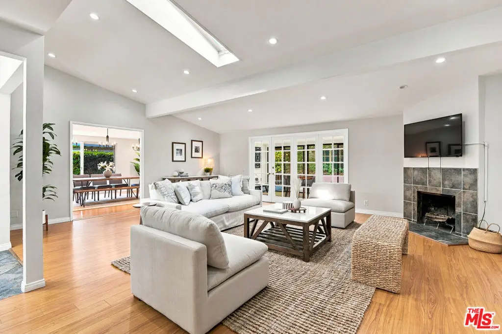 6443 Graves Avenue, Lake Balboa, CA 91406 - #1