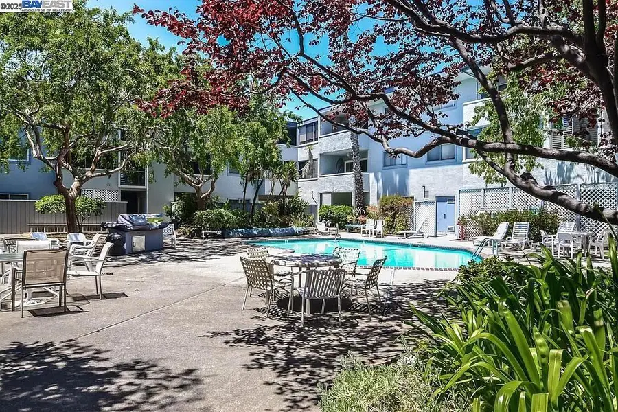 325 Kitty Hawk Rd #304, Alameda, CA 94501 - Image #2