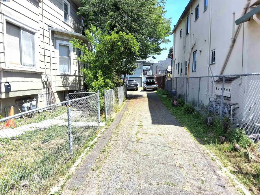 3020 E 19th St, Oakland, CA 94601 - Image #2