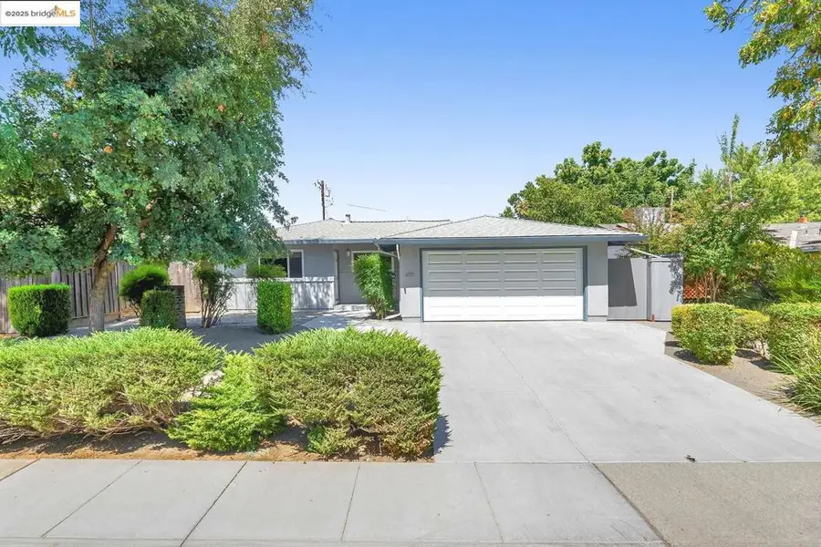 2011 Regis Dr, Davis, CA 95618 - Image #2