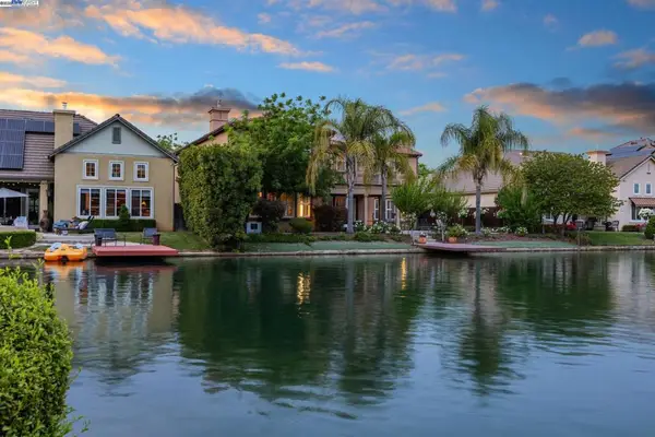 10615 E Landmark Way, Clovis, CA 93619