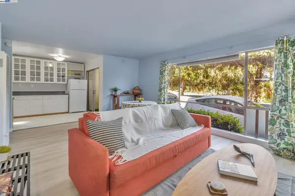 3877 Howe St #106, Oakland, CA 94611