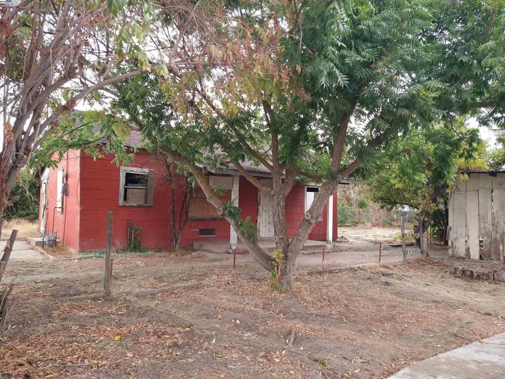 696 Pedersen Rd, Oakdale, CA 95361 - #1