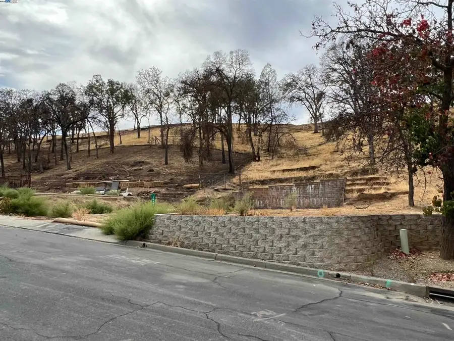 1069 Headlands Dr, Napa, CA 94558 - Image #2