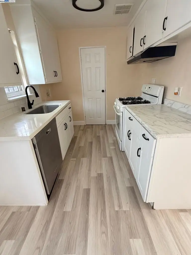 10600 Pippin St, Oakland, CA 94603 - Image #2