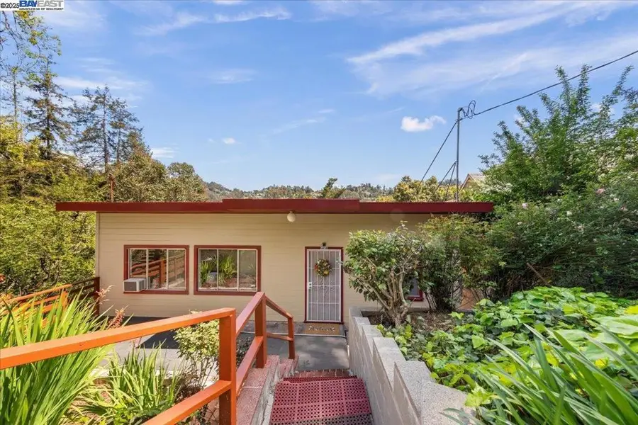 5838 Nottingham Dr, Oakland, CA 94611 - Image #2