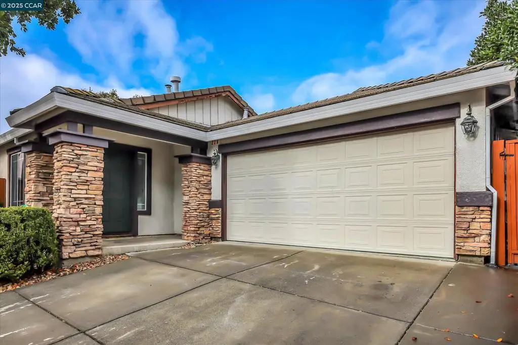 220 Roundhill Dr, Vacaville, CA 95687 - Image #1