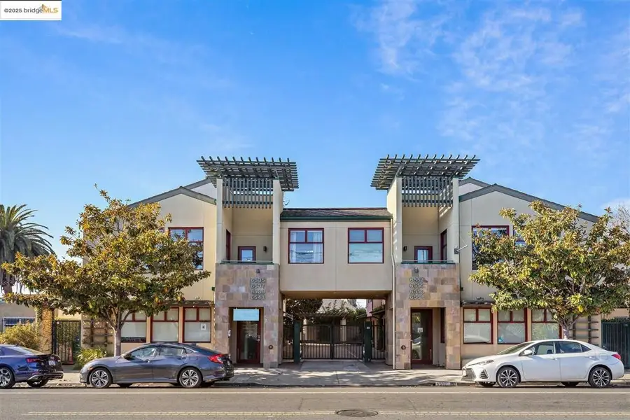 6555 6555 Shattuck Avenue, Oakland, CA 94609 - #2