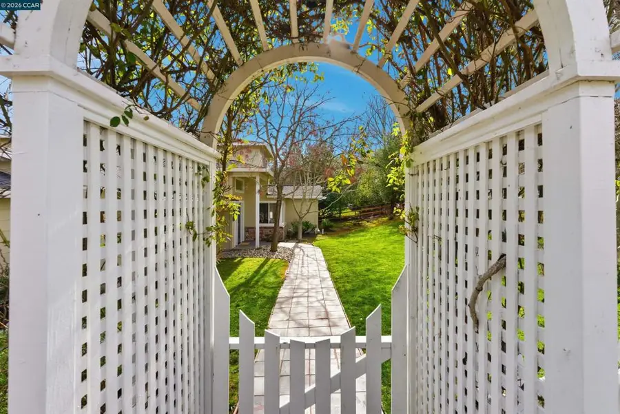 82 Sleepy Hollow Ln, Orinda, CA 94563 - Image #2