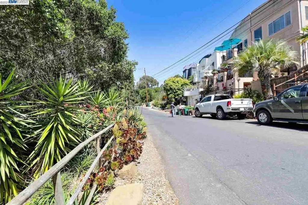 Outlook Ave, Oakland, CA 94608 - #1