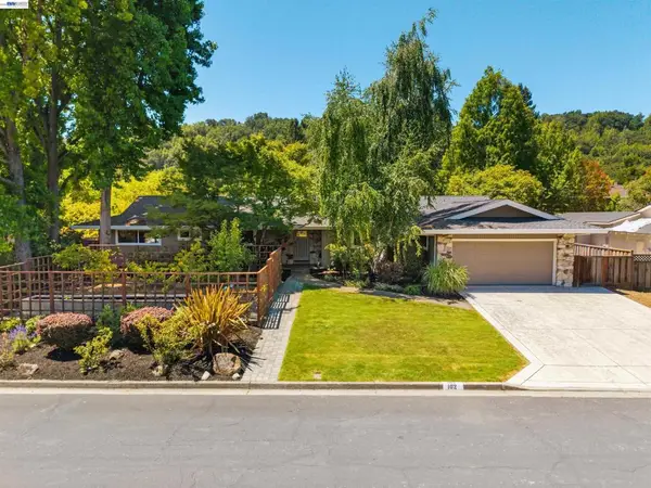 102 Brookfield Dr, Moraga, CA 94556