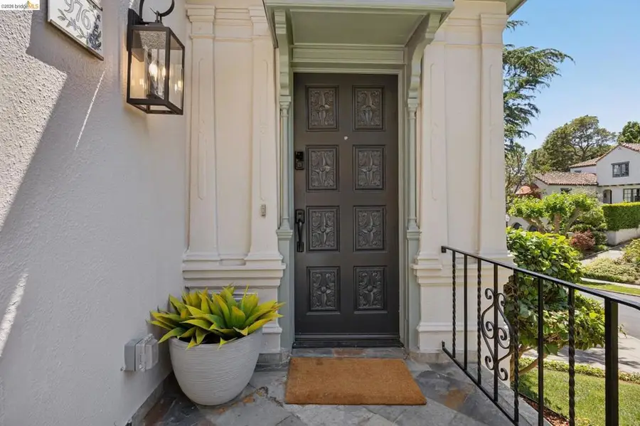 976 Grosvenor Pl, Oakland, CA 94610 - #2