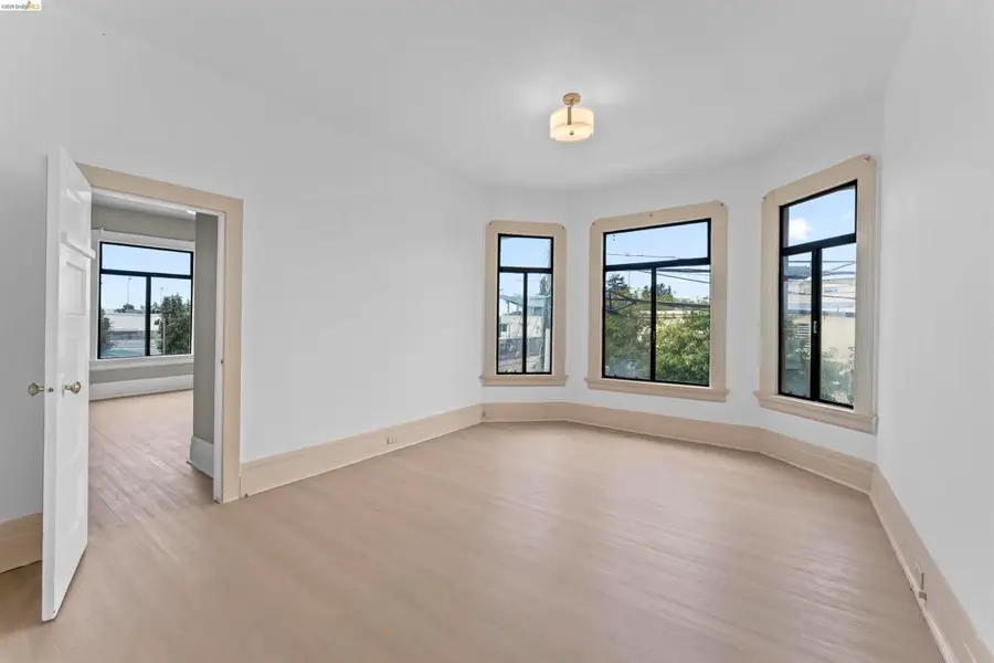 402 E 10th St, Oakland, CA 94606 - #3