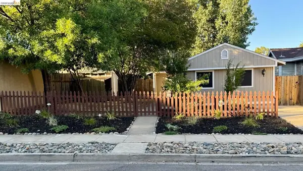 208 Circuit Dr, Roseville, CA 95678