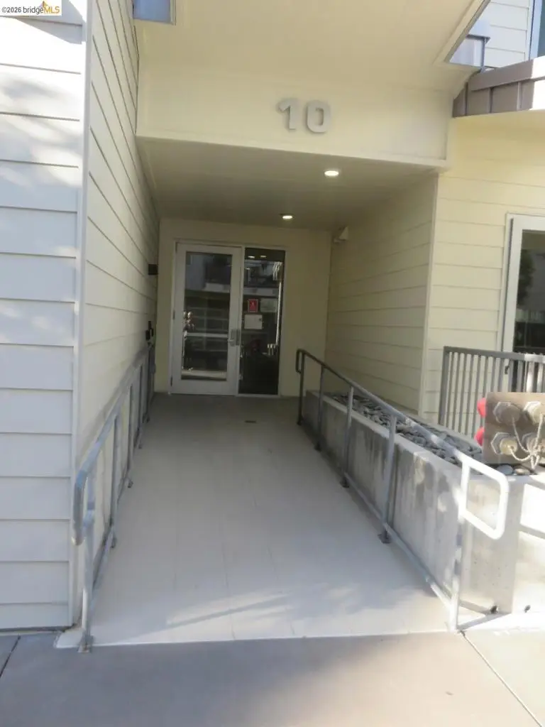 10 Kennedy Pl #203, San Francisco, CA 94124 - #3