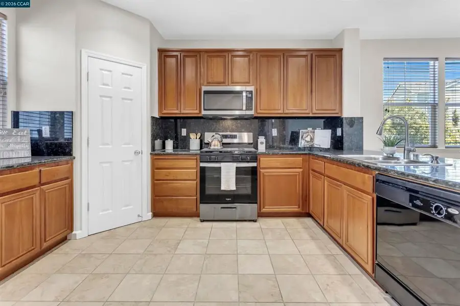 411 Summer Ln, Richmond, CA 94806 - #2