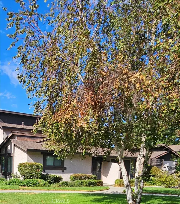 7552 Corbin Avenue #4, Reseda, CA 91335