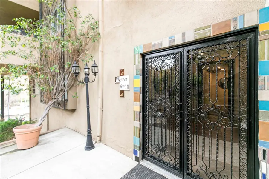 6700 Hillpark Drive #302, Los Angeles, CA 90068 - Image #2