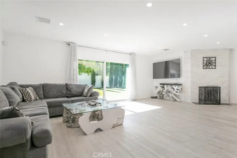 6709 Mammoth Avenue, Valley Glen, CA 91405 - Image #2